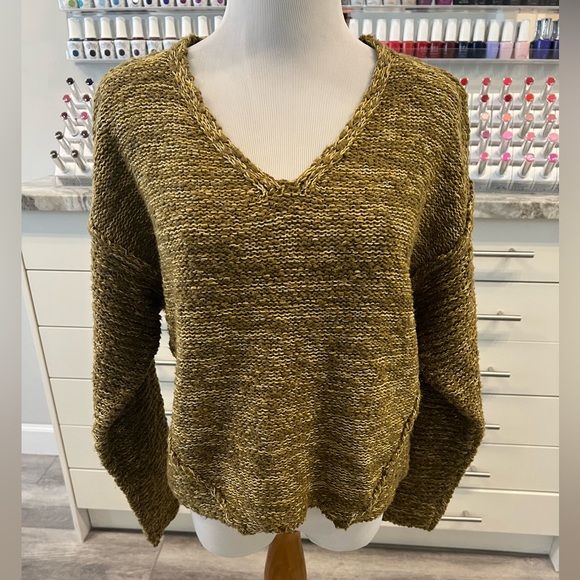 Universal Thread Women’s Olive V-Neck Sweater. - Picture 2 of 7